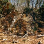 Huecos y lozas fracturadas en la vía del barrio Rojas Pinilla en San Gil.