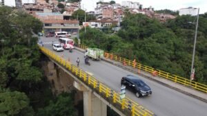 mantenimiento del puente Rojas Pinilla en San Gil abril